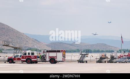 Le colonel Jeremy Ford, commandant de l’escadre du 152nd Airlift, débarque un avion C-130 Hercules à la base de la Garde nationale aérienne du Nevada à Reno, Nevada, au cours de son dernier vol « fini » avec l’escadre, 26 juillet 2022. Ford est le commandant des « High Rollers » des 152ndes depuis 2021 et quittera début août pour occuper un nouveau poste au Bureau de la Garde nationale au Pentagone à Arlington, en Virginie Banque D'Images