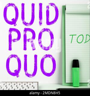 Écriture affichant le texte Quid Pro quo. Concept Internet Une faveur ou un avantage accordé ou attendu en échange de quelque chose Banque D'Images