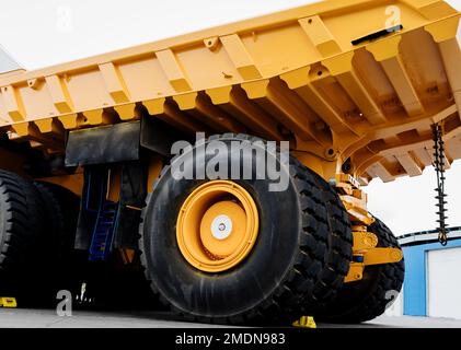 grand camion à benne basculante jaune pour travaux de carrière. machine lourde Banque D'Images