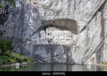 LUCERNE, SUISSE, 21 JUIN 2022 - le Monument du Lion (Löwendenkmal) à Lucerne, Suisse. Banque D'Images