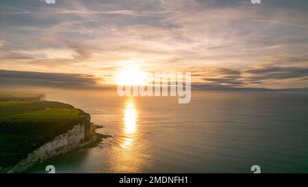 Cette image capture la vue nocturne à couper le souffle de la Manche et de la côte escarpée des Petites Dalles vers la Plage des grandes Dalles Banque D'Images