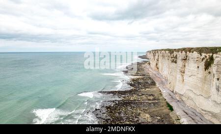 Ce tir de drone capture la beauté sauvage de la côte escarpée entre les Petites Dalles et Etretat, avec la Manche en arrière-plan. Banque D'Images