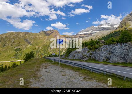 SIMPLON PASS, SUISSE, JUIN 20,2022 - Signpost au Simplon Pass. C'est un col alpin d'une altitude de 2005 mètres situé en Suisse, Banque D'Images