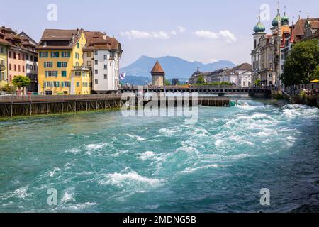 LUCERNE, SUISSE, le 21 JUIN 2022 - les eaux bouillonnantes de la rivière Reuss dans le centre de Lucerne, Suisse Banque D'Images