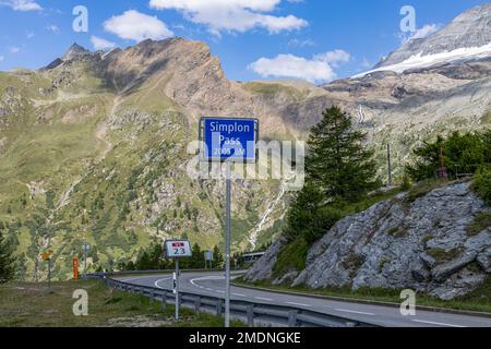 SIMPLON PASS, SUISSE, JUIN 20,2022 - Signpost au Simplon Pass. C'est un col alpin d'une altitude de 2005 mètres situé en Suisse. Banque D'Images