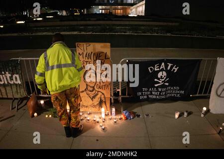 Los Angeles, États-Unis. 22nd janvier 2023. Les activistes tiennent une veillée aux chandelles sur 22 janvier 2023 à Los Angeles, CA, pour Manuel Paez Teran qui a été tué par balle par les Troopers de l'État de Géorgie le 8 janvier 2023, lors d'un raid sur l'occupation de la ville de Stop COP à Atlanta, Géorgie (Photo de Jacob Lee Green/Sipa USA) Credit: SIPA USA/Alay Live News Banque D'Images