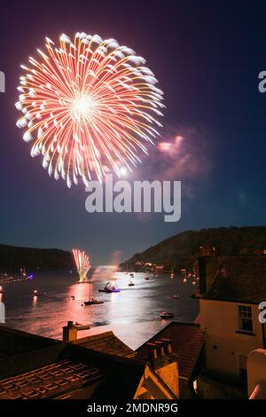 Royaume-Uni, Angleterre, Devon, Dartmouth Regatta avec Firework Display à travers Dartmouth Harbour et Kingswear Banque D'Images