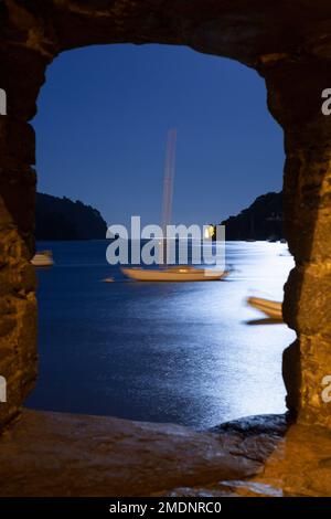 Royaume-Uni, Angleterre, Devon, Dartmouth Harbour avec château éloigné et bateau amarré la nuit depuis le fort de Bayard Cove Banque D'Images