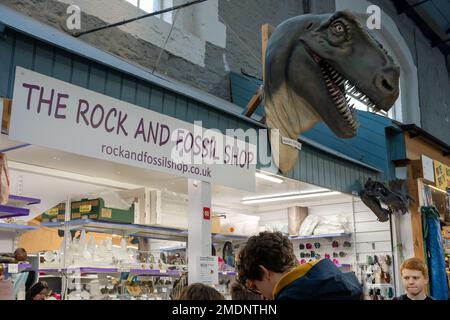 Les gens magasinent pour des cadeaux sur le thème de la géologie au Rock and Fossil Shop dans le Market Hall de la ville de Durham, au Royaume-Uni. Banque D'Images