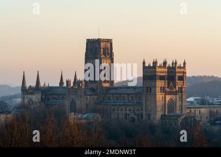 L'emblématique cathédrale de Durham de l'époque normande dans le comté de Durham, au Royaume-Uni, au coucher du soleil. Construit entre 1093 et 1133, avec ajouts jusqu'en 1490. Église d'Angleterre. Banque D'Images