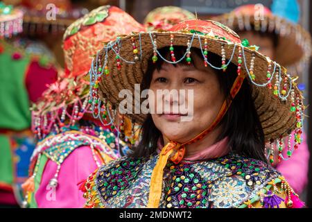 Nouvel an lunaire à Newcastle upon Tyne, Royaume-Uni avec des foules appréciant des spectacles de danse traditionnelle chinoise et des costumes dans l'année du lapin. Banque D'Images