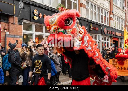 Nouvel an lunaire à Newcastle upon Tyne, Royaume-Uni avec des foules appréciant des spectacles de danse traditionnelle chinoise et des costumes dans l'année du lapin. Banque D'Images