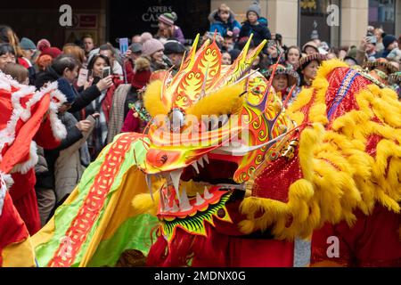 Nouvel an lunaire à Newcastle upon Tyne, Royaume-Uni avec des foules appréciant des spectacles de danse traditionnelle chinoise et des costumes dans l'année du lapin. Banque D'Images