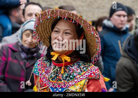 Nouvel an lunaire à Newcastle upon Tyne, Royaume-Uni avec des foules appréciant des spectacles de danse traditionnelle chinoise et des costumes dans l'année du lapin. Banque D'Images