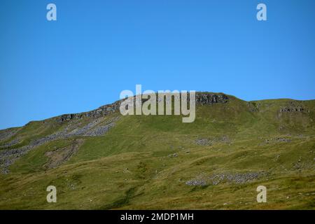 Cairns au sommet de la cicatrice de Yoadcomb sur le sanglier est tombé de Mallerstang Common dans la vallée d'Eden, dans le parc national de Yorkshire Dales, Angleterre, Royaume-Uni Banque D'Images