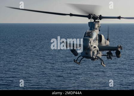 220726-N-XB010-1007 MER DE CHINE ORIENTALE (26 juillet 2022) AH-1Z hélicoptère Cobra approchant du quai de transport amphibie déployé à l'avant du navire USS New Orleans (LPD 18). La Nouvelle-Orléans, qui fait partie du Tripoli Amphiobie Ready Group, ainsi que de l'unité expéditionnaire maritime 31st, opère dans la zone de responsabilité de la flotte américaine 7th afin d'améliorer l'interopérabilité avec les alliés et les partenaires et de servir de force de réaction prête à l'emploi pour défendre la paix et la stabilité dans la région Indo-Pacifique. Banque D'Images