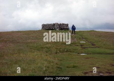 Un homme qui se rendit au refuge de pierre sur le sommet du Grand Shunner est tombé sur le sentier longue distance Pennine Way à Wensleydale dans le Yorkshire Dales, au Royaume-Uni. Banque D'Images