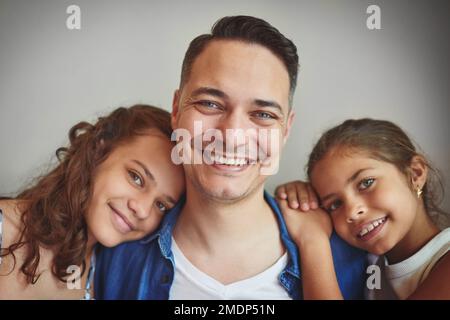 Mes filles sont tout mon. un homme passant du temps de qualité avec ses jeunes filles. Banque D'Images