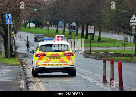 Glasgow, Écosse, Royaume-Uni 23 janvier 2023. Van plante à travers le fil de terrain de sport et dans le côté du Forth et du canal de clyde à Blairdardie sur la grande route occidentale. Le mur de fils et les poteaux en béton déchirés ont été intersectés par des voies de train dans le doux terrain de football crédit Gerard Ferry/Alamy Live News Banque D'Images