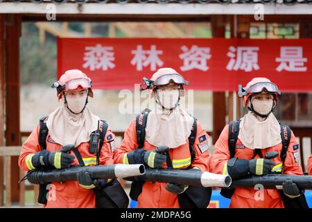 LIUZHOU, CHINE - le 23 JANVIER 2023 - les pompiers forestiers présentent un nouvel extincteur pneumatique à Liuzhou, dans le Guangxi Zhuang Autonomous, en Chine du Sud Banque D'Images