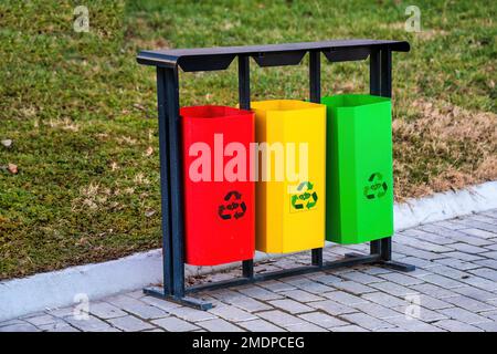 Repassez les récipients multicolores en fer pour une collecte séparée des déchets. Recyclage des déchets. Banque D'Images