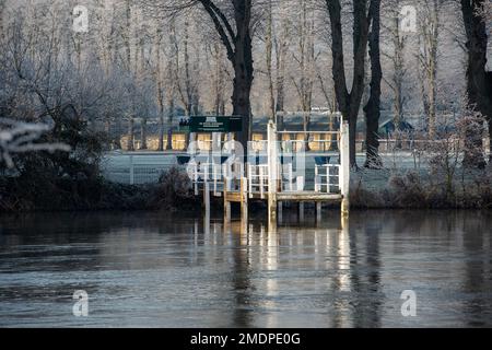 Eton, Windsor, Berkshire, Royaume-Uni. 23rd janvier 2023. La passerelle d'atterrissage pour les bateaux à l'hippodrome Royal Windsor. Après une autre nuit de températures glaciales, il y avait un givre étincelant qui couvrait les plantes, les arbres et les champs à Eton ce matin. Crédit : Maureen McLean/Alay Live News Banque D'Images