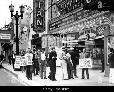 Piquet Line des employés de Studio à l'extérieur DU THÉÂTRE ÉGYPTIEN DE GRAUMAN sur Hollywood Boulevard en mai 1937 à l'époque, le cinéma montrait JEAN ATHUR et CHARLES BOYER dans L'HISTOIRE EST FAIT À LA NUIT 1937 réalisateur FRANK BORZAGE et EDMUND LOWE MADGE EVANS et PAUL LUKAS dans le directeur D'ESPIONNAGE KURT NEUMANN Banque D'Images