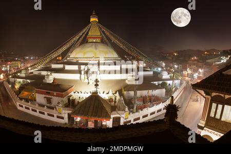 Soir ou nuit vue de Boudha ou Bodhnath stupa à Katmandou avec la lune, Népal, Bodhnath stupa est la plus grande stupa dans la ville de Katmandou Banque D'Images