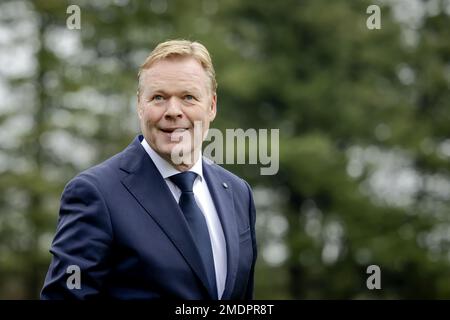 ZEIST - l'entraîneur national Ronald Koeman parle à la presse au Centre de formation du campus de la KNVB. Koeman revient en tant qu'entraîneur national à Orange, succédant à Louis van Gaal. ANP ROBIN VAN LONKHUIJSEN Banque D'Images