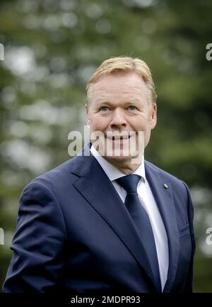 ZEIST - l'entraîneur national Ronald Koeman parle à la presse au Centre de formation du campus de la KNVB. Koeman revient en tant qu'entraîneur national à Orange, succédant à Louis van Gaal. ANP ROBIN VAN LONKHUIJSEN Banque D'Images