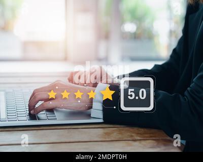 Examen des clients, satisfaction, concepts d'enquête. Cinq étoiles et 5 points apparaissent lorsque le professionnel utilise un ordinateur portable, donne des commentaires sur serv Banque D'Images