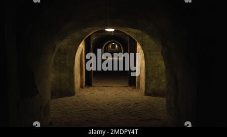 Vue de la première personne en marchant dans le tunnel militaire dans le donjon. Structure défensive, casemates. Abri à la bombe pendant la guerre. Banque D'Images