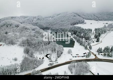 Vue sur le lac Balkana et la région environnante couverte de neige. Le lac Balkana est situé au pied du mont Lisina, à environ 700 mètres au-dessus du niveau de la mer, bordé de pâturages, de forêts de chênes et de conifères, et est à environ cinq kilomètres à l'ouest de Mrkonjic Grad et le plus populaire est un endroit de pique-nique dans cette partie de la Bosnie-Herzégovine. Il se compose de deux lacs artificiels (grands et petits) qui ont été créés en étouffant les sources de Crna Rijeka, et couvrent une superficie d'environ 56 000 mètres carrés, en Bosnie-Herzégovine, sur 23 janvier 2023. Photo: Dejan Rakita/PIXSELL Banque D'Images