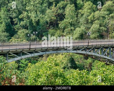Passerelle en métal au-dessus de la rivière Yantra à Veliko Tarnovo, Bulgarie. Pont Stambolov Banque D'Images