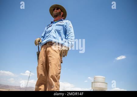 William Moody, un technicien en chauffage, ventilation et climatisation (CVC) de la Direction de l'entretien des installations, Division des travaux publics (PWD), Centre de combat aérien au sol du corps maritime (MCAGCC), se tient sur un toit après avoir fait fonctionner une unité de climatisation au MCGACC, Twentynine Palms, Californie, 22 juillet 2022. En dépit de la chaleur extrême du désert élevé, la section PWD, HVAC maintient le rendement des systèmes de refroidissement de l'air dans les bâtiments du Centre de combat. Banque D'Images