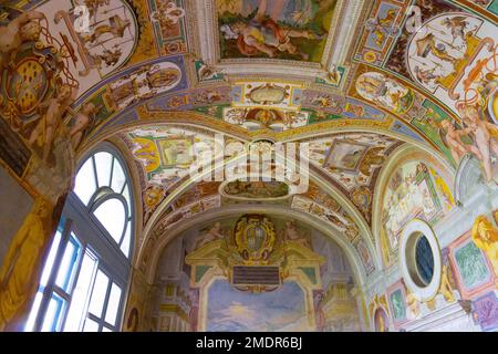 villa lante, latium , italie. Intérieur d'une chambre avec des fresques historiques de la Renaissance Banque D'Images