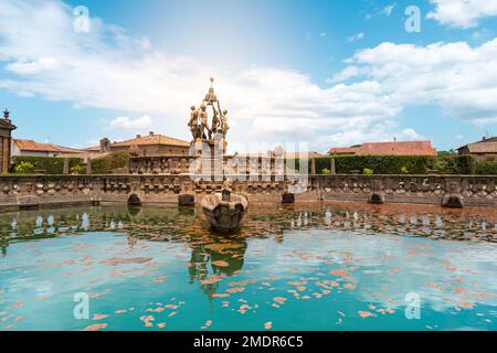 villa lante, latium , italie. extérieur de la villa avec vue panoramique sur les jardins avec sculptures en marbre Banque D'Images