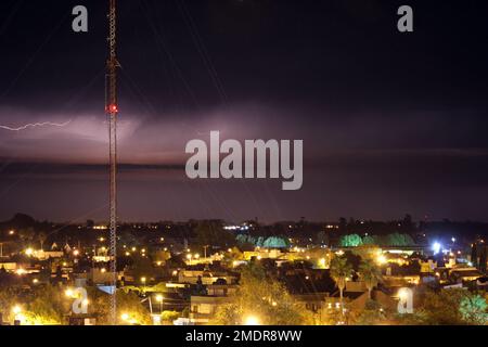 Les blizzards lumineux dans le ciel nocturne au-dessus de la ville Banque D'Images