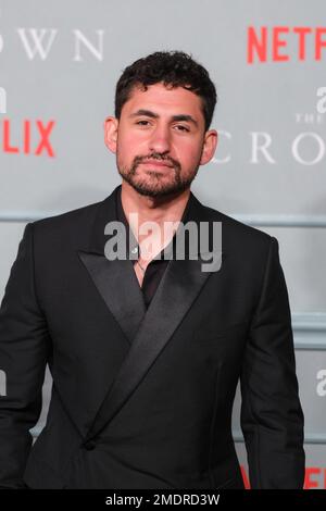 Amir El Masry photographié lors de la première mondiale de 'la saison 6 de la Couronne' qui s'est tenue au Théâtre Royal Druy Lane , Londres, le mardi 8 novembre 2022 . Photo de Julie Edwards. Banque D'Images