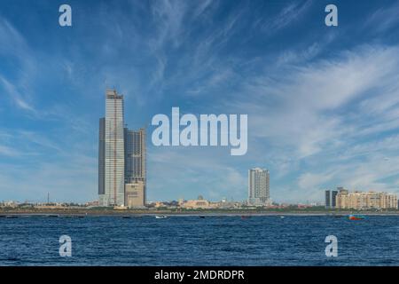 karachi pakistan 2022, karachi paysage urbain, monuments de karachi, centre commercial dolmen de clifton, golden hour. coucher de soleil à karachi, vue sur la mer Banque D'Images