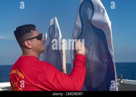 220727-N-XB010-1005 MER DE CHINE DE L'EST (27 juillet 2022) le compagnon 1st de Gunner's, classe Albaro Torres, de McAllen, Texas, marque une cible lors d'une fusillade sur le pont de vol du quai de transport amphibie USS New Orleans (LPD 18). La Nouvelle-Orléans, qui fait partie du Tripoli Amphiobie Ready Group, ainsi que de l'unité expéditionnaire maritime 31st, opère dans la zone de responsabilité de la flotte américaine 7th afin d'améliorer l'interopérabilité avec les alliés et les partenaires et de servir de force de réaction prête à l'emploi pour défendre la paix et la stabilité dans la région Indo-Pacifique. Banque D'Images