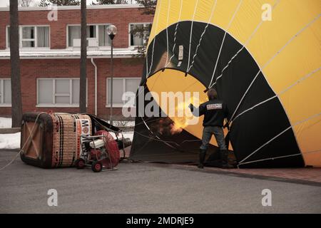 Un vol en montgolfière en Finlande. Séance photo prise lorsque le ballon était sur le sol pour le remplissage et pendant le levage et le vol. Froid jour d'hiver Banque D'Images