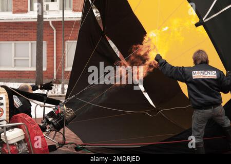 Un vol en montgolfière en Finlande. Séance photo prise lorsque le ballon était sur le sol pour le remplissage et pendant le levage et le vol. Froid jour d'hiver Banque D'Images