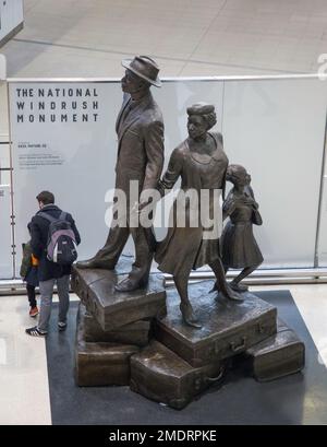 Le monument national de Windrush est une sculpture en bronze de Basil Watson, à la gare de Waterloo Banque D'Images