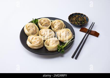 Délicieux boulettes et sauce de kimchi coréens maison, fond blanc Banque D'Images