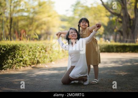 Grand-mère asiatique et petite-fille ayant des activités ensemble parc extérieur. Passe-temps et loisirs, style de vie, vie de famille, concept de bonheur Banque D'Images