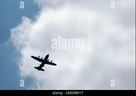 A ÉTATS-UNIS Appel de compas EC-130H de la Force aérienne affecté au groupe de combat électronique 55th survole la base aérienne Davis-Monthan, Arizona, 26 juillet 2022. Le SM abrite la seule mission d’attaque électronique de la Force aérienne, composée de trois escadrons et d’environ 900 personnes. Banque D'Images