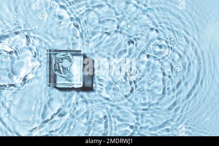 Nuance de gel transparent sur podium en verre sur fond d'eau. Concept de cosmétiques hydratants Banque D'Images