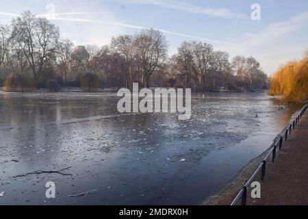 Londres, Royaume-Uni. 23rd janvier 2023. Lac gelé à St James's Park, dans le centre de Londres, alors que les températures inférieures à zéro se poursuivent au Royaume-Uni. Credit: Vuk Valcic/Alamy Live News Banque D'Images