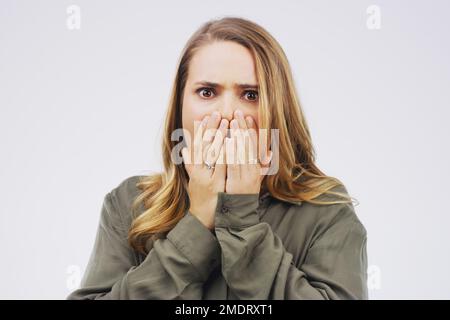 Oh non Portrait studio d'une jeune femme attrayante qui a l'air choquée par rapport à un fond gris. Banque D'Images